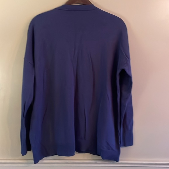 DG2 navy blue Vneck sweater. Size small - Picture 4 of 5